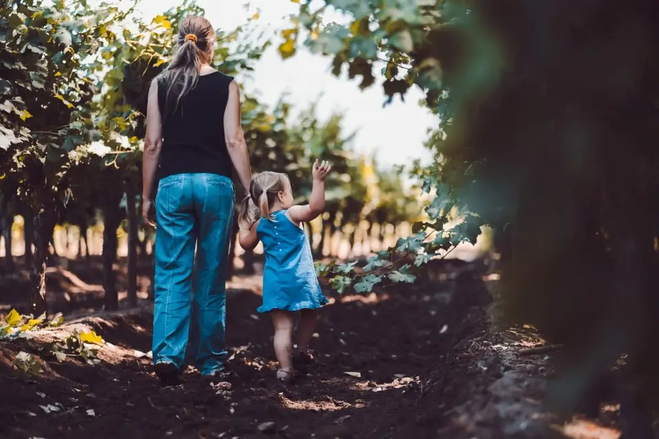 Madre e hija recorriendo el viñedo familiar