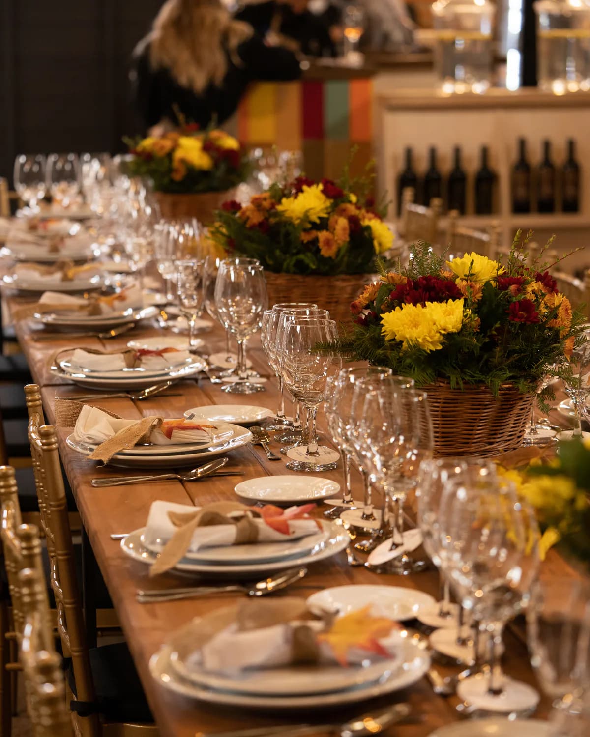 Mesa dispuesta para una cena entre vinos