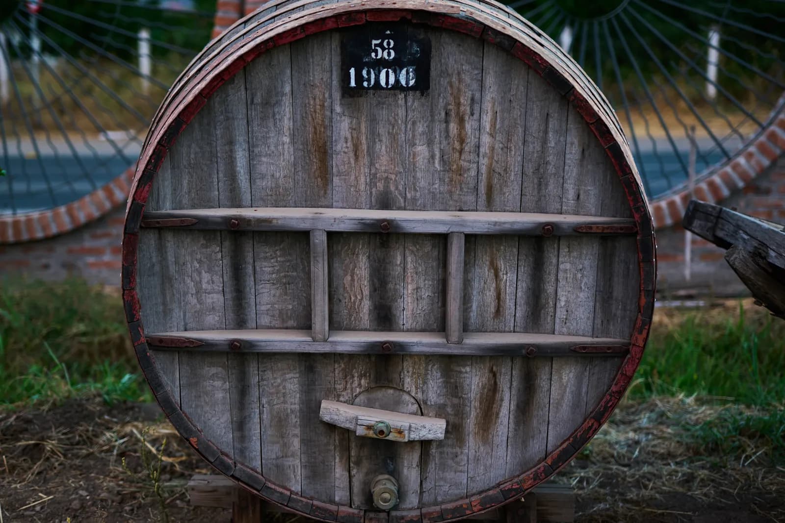 Barril de vino de roble tallado en madera, con la inscripción de 1906, símbolo del oficio artesanal