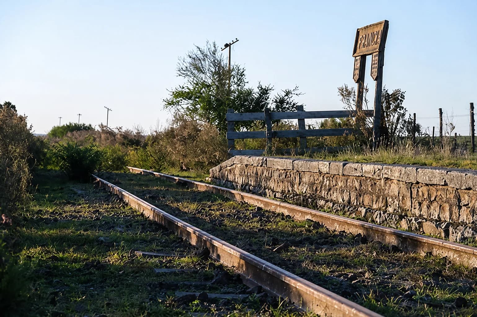 La antigua Estación Francia al atardecer: las vías del tren y el cartel de madera de la estación