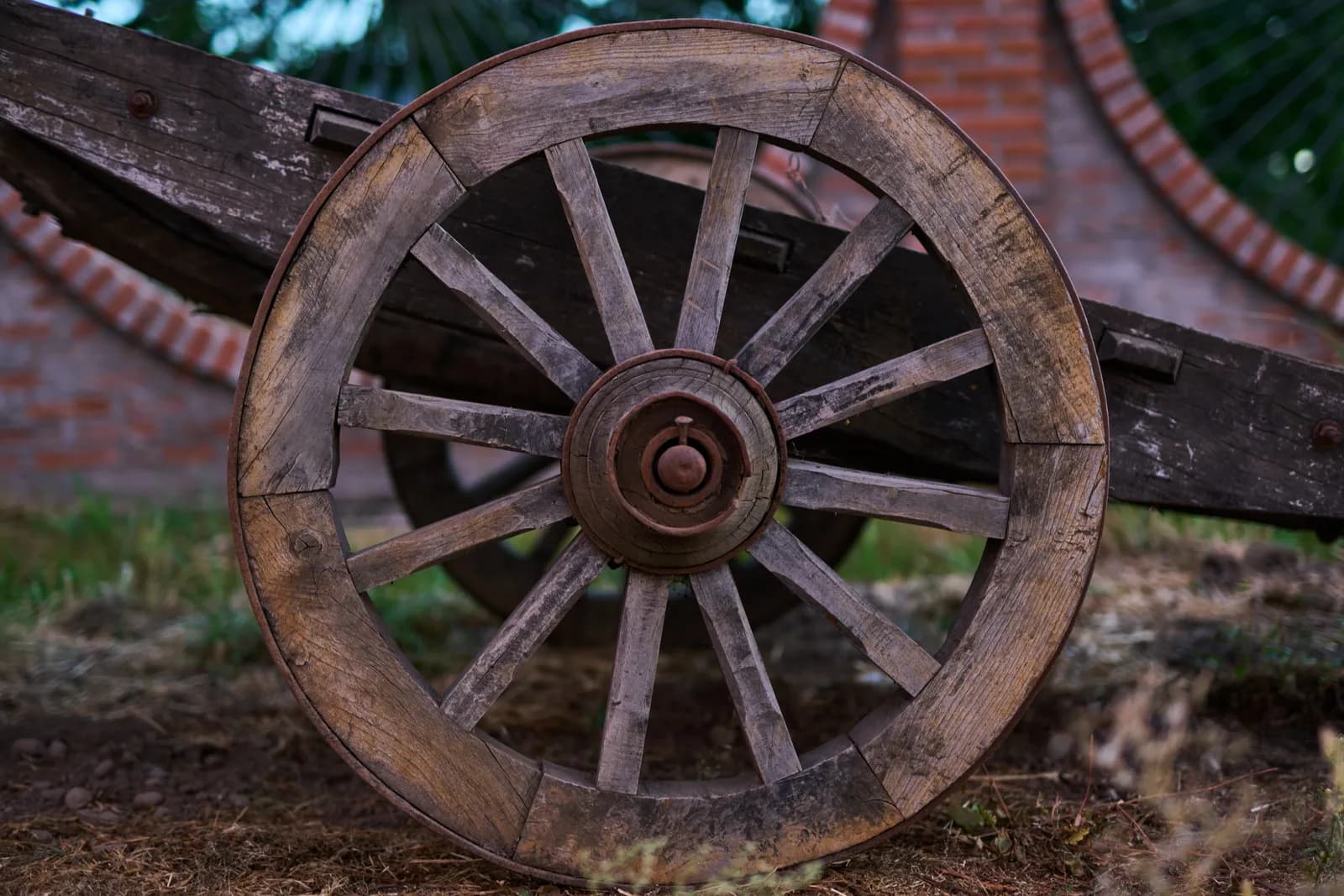 Antigua rueda de carreta de madera, un guiño a las raíces y la tradición de la viña