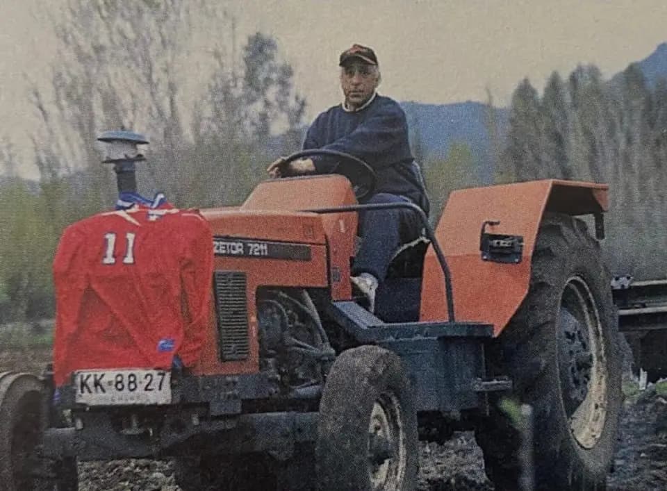 Faena con el tractor en el viñedo